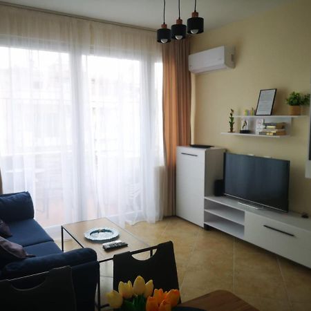 Riviera Deluxe Apartments Vlorë Exteriör bild