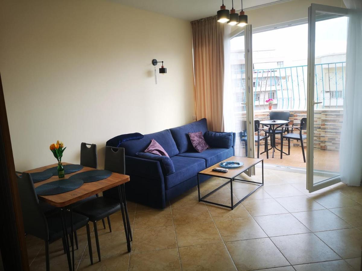 Riviera Deluxe Apartments Vlorë Exteriör bild