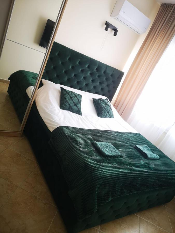 Riviera Deluxe Apartments Vlorë Exteriör bild