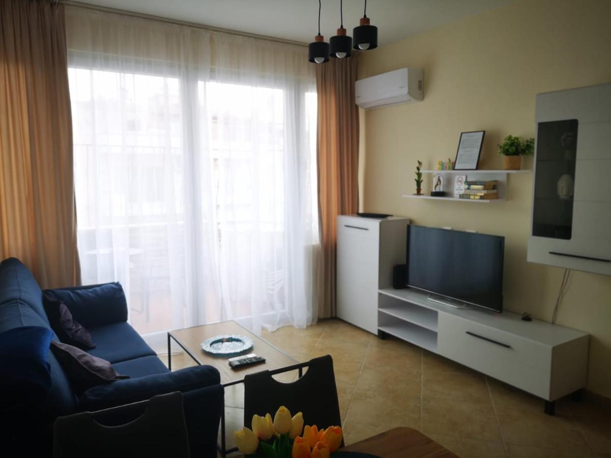Riviera Deluxe Apartments Vlorë Exteriör bild