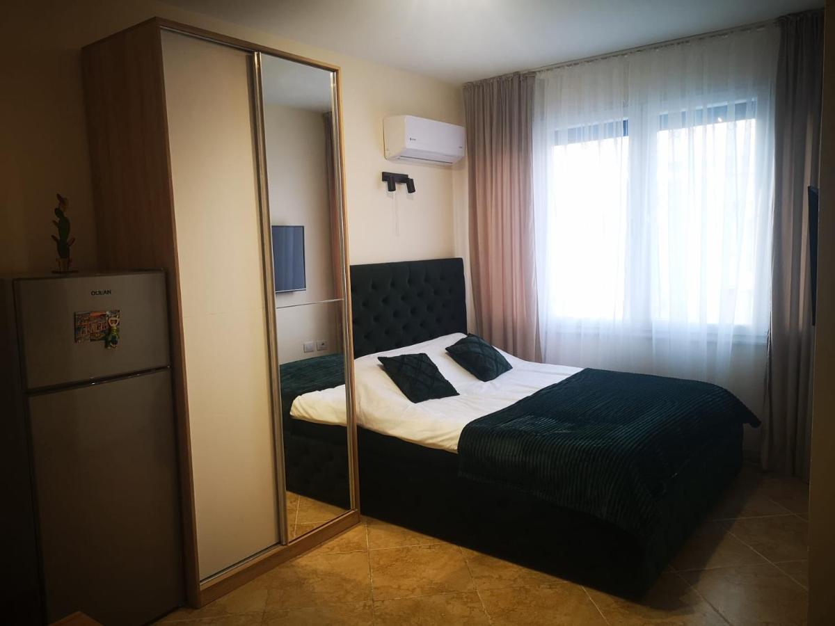 Riviera Deluxe Apartments Vlorë Exteriör bild