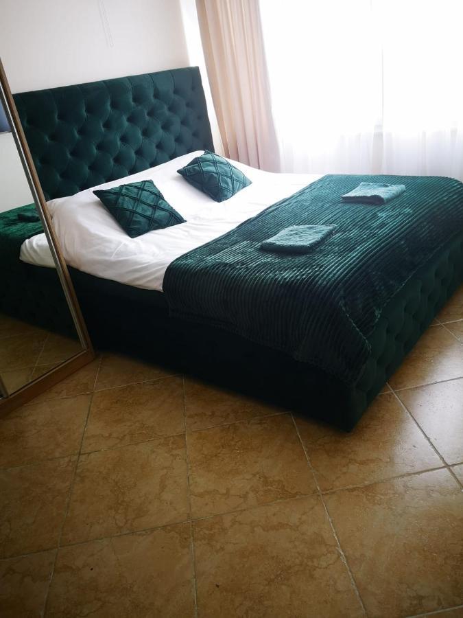 Riviera Deluxe Apartments Vlorë Exteriör bild
