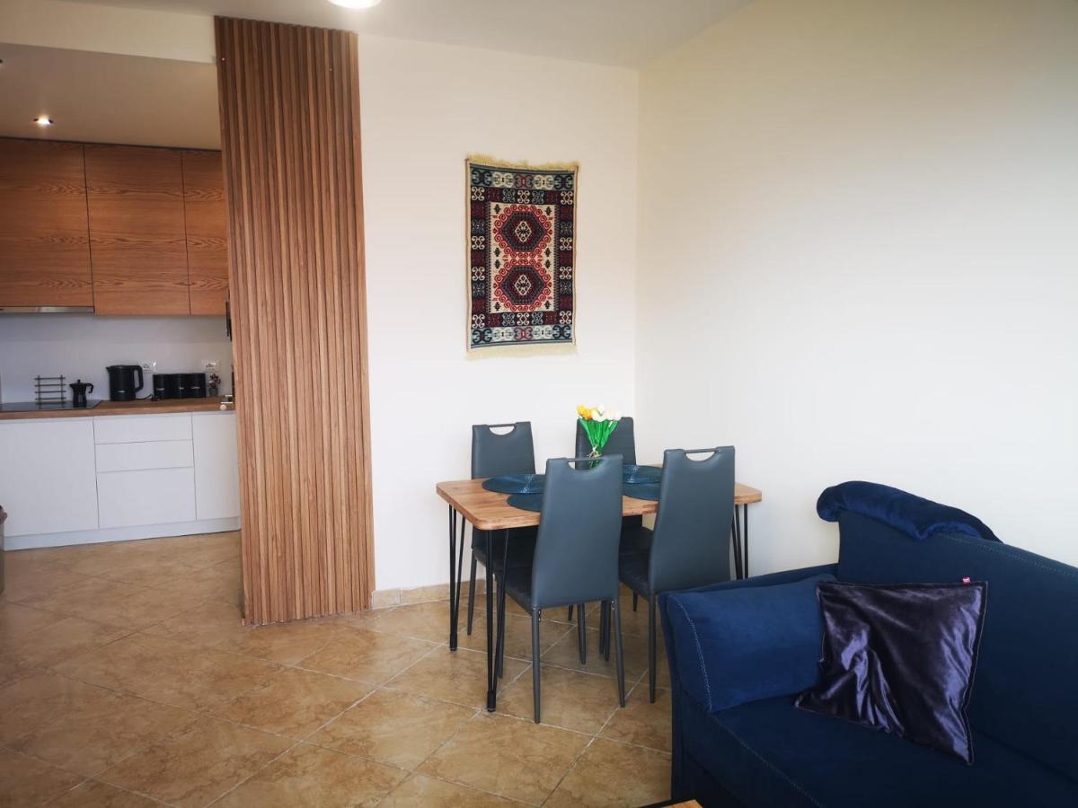 Riviera Deluxe Apartments Vlorë Exteriör bild