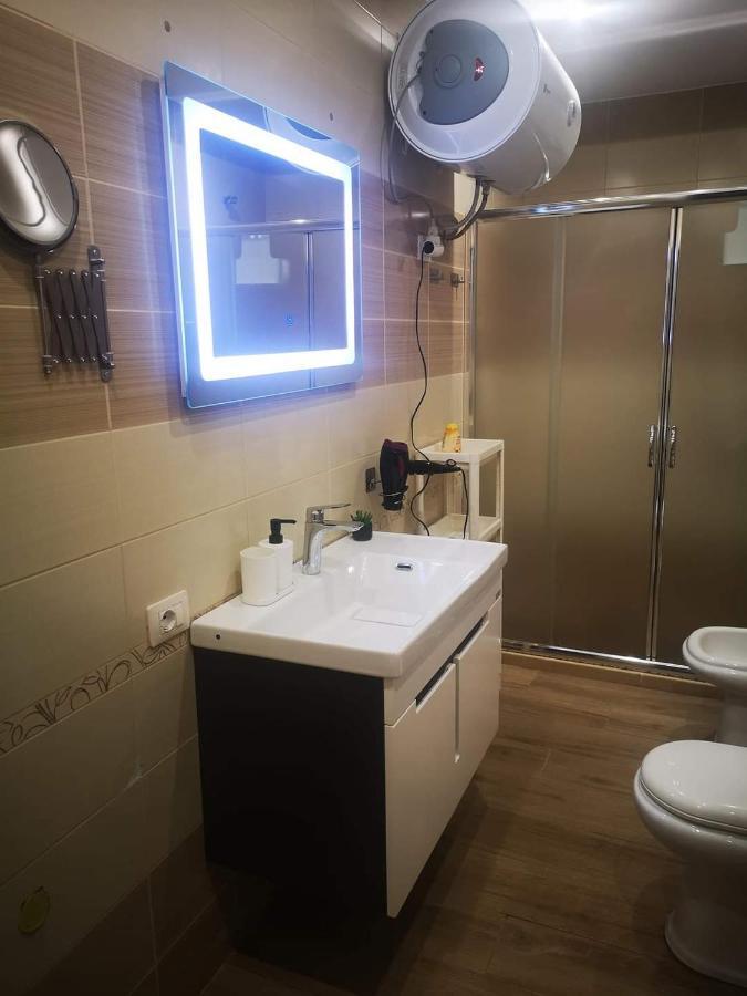 Riviera Deluxe Apartments Vlorë Exteriör bild