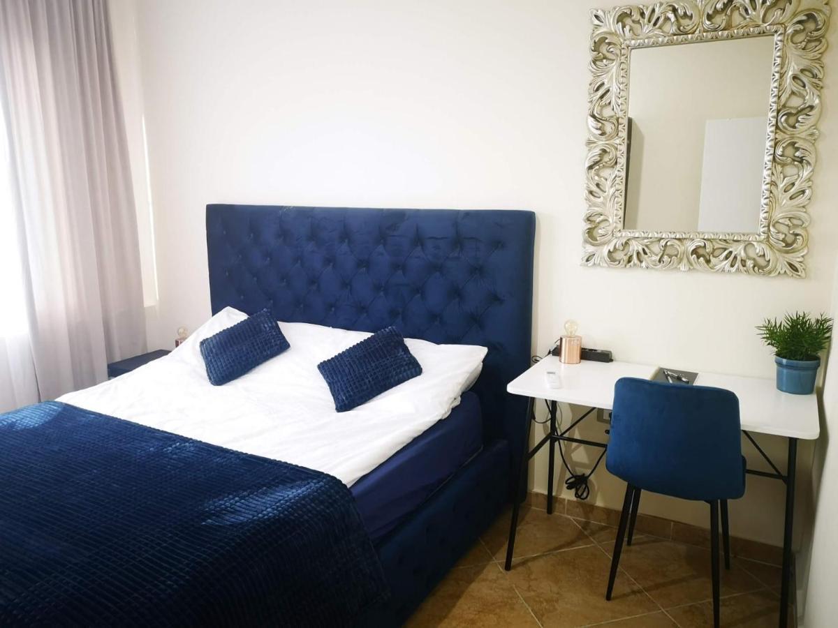 Riviera Deluxe Apartments Vlorë Exteriör bild